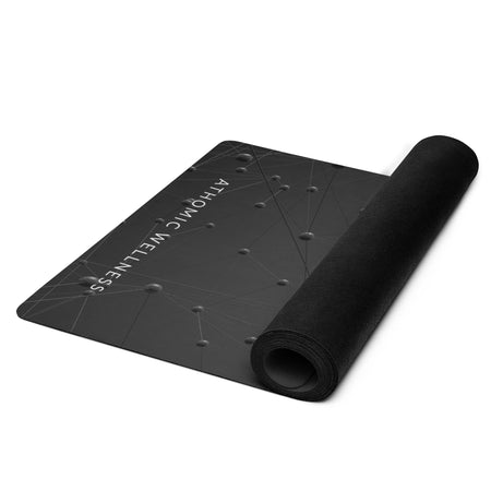 tapis de yoga Athomic Wellness Quantum Grid à plat sur fond blanc, design géométrique gris