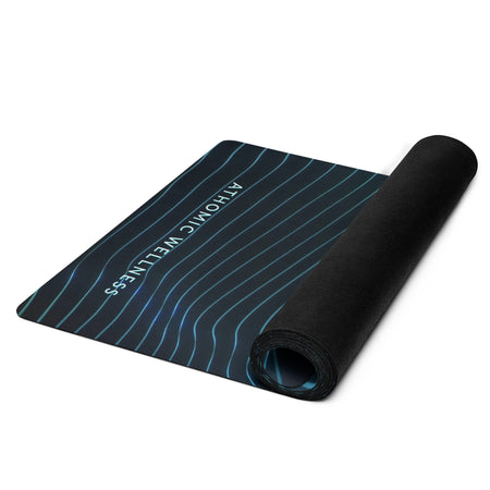tapis de yoga Athomic Wellness Quantum Grid partiellement enroulé, design géométrique gris
