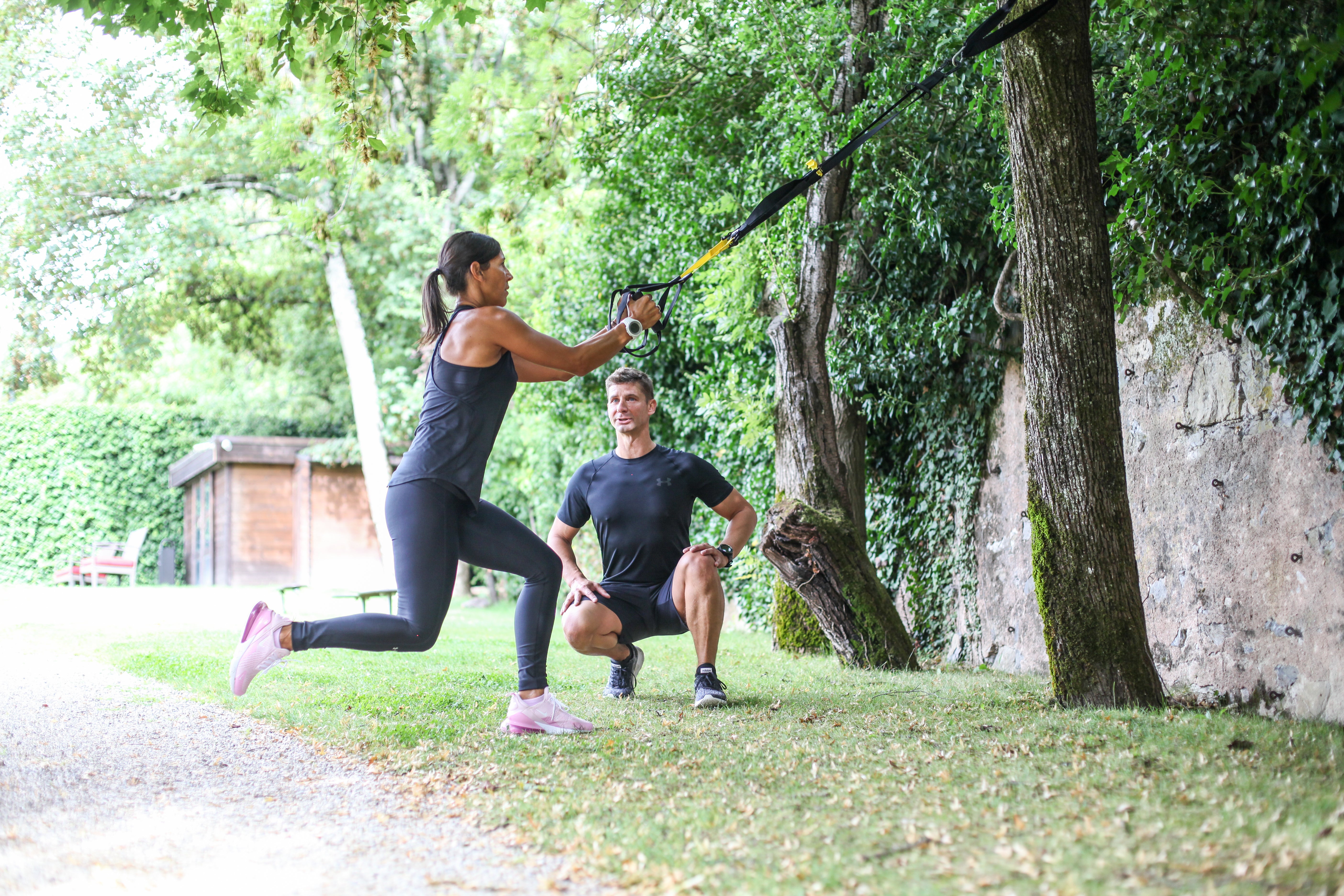 Séance de coaching personnalisée en extérieur avec sangles de suspension à Genève