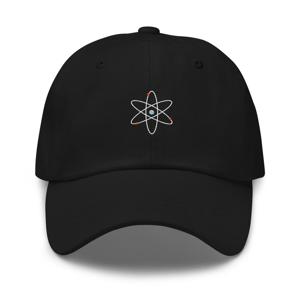 Casquette Athomic Wellness Dark Caps Stitch Line en noir, vue de face, avec atome blanc brodé