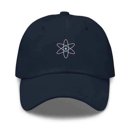Casquette Athomic Wellness Dark Caps Stitch Line en bleu marine, vue de face, avec atome blanc brodé