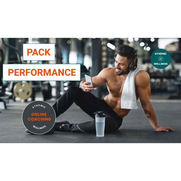 Homme musclé en pause à la salle de sport utilisant un smartphone pour amélioration des performances sportives