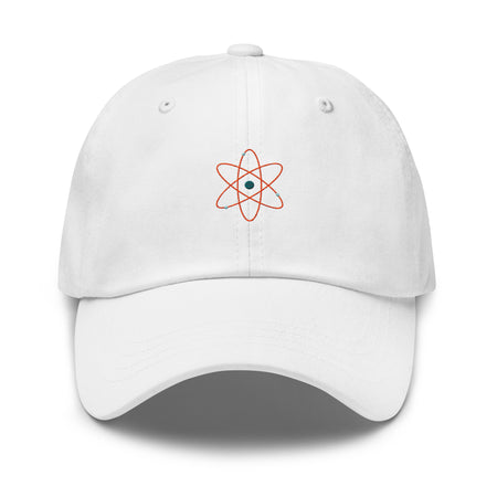 Casquette design minimaliste Stitch Line brodée blanche avec logo atomique rouge et bleu par Athomic Wellness