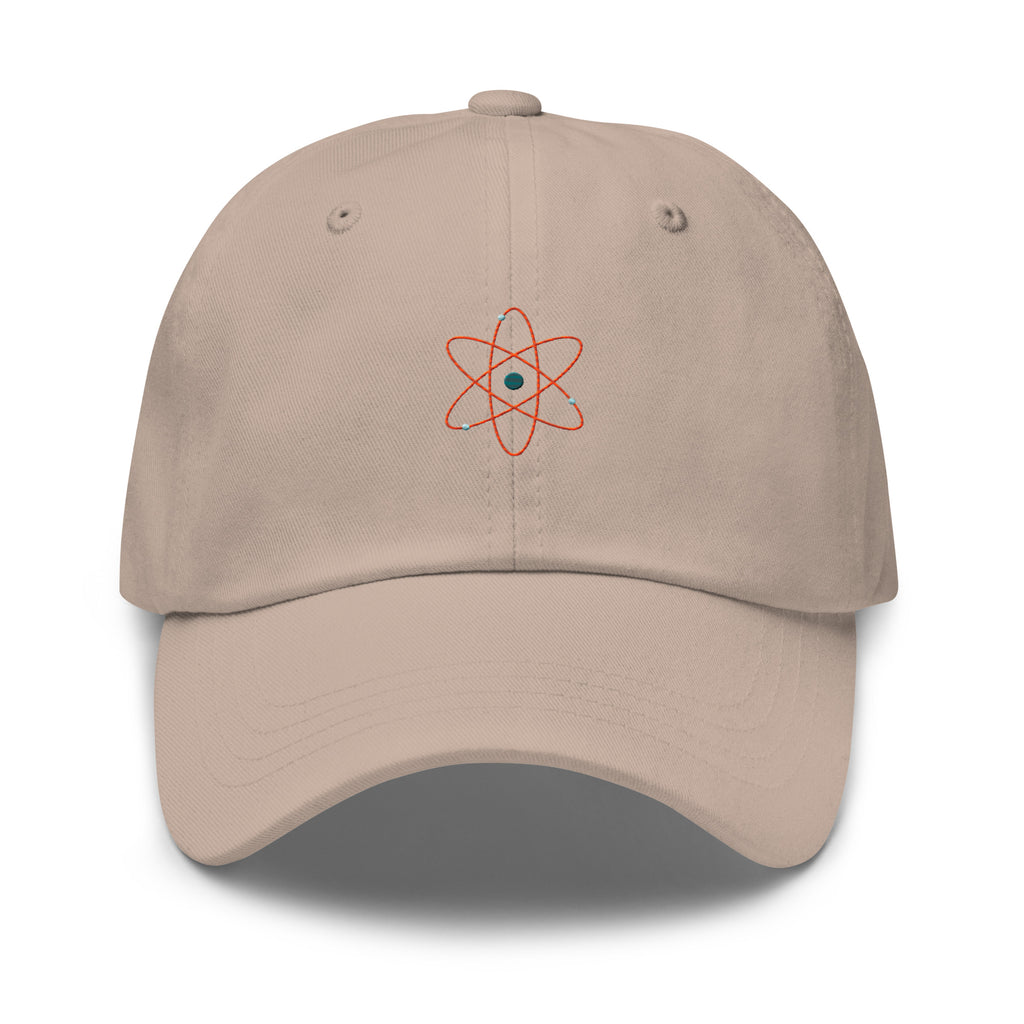 Casquette design minimaliste Stitch Line brodée beige avec motif atomique au centre par Athomic Wellness