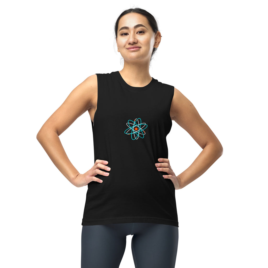 Débardeur fitness motif atomique noir porté avec un design atomique bleu et rouge Athomic Wellness