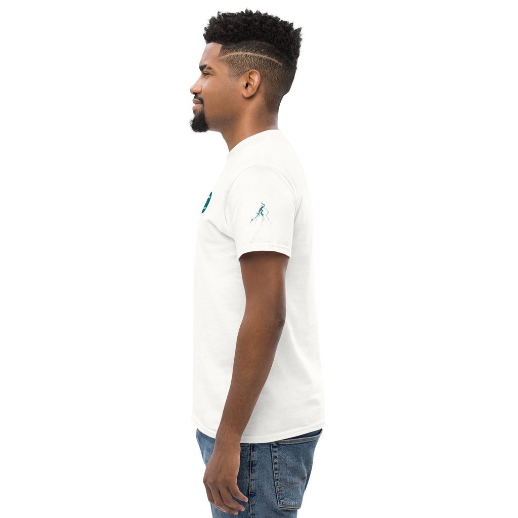 T-shirt blanc esprit zen Athomic Wellness porté de profil par un homme avec un design minimaliste